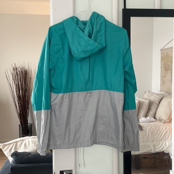 Columbia Wind Breaker - Picture 2 of 2